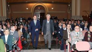 Javier Lambán y Felipe González acceden al Salón de la Corona.