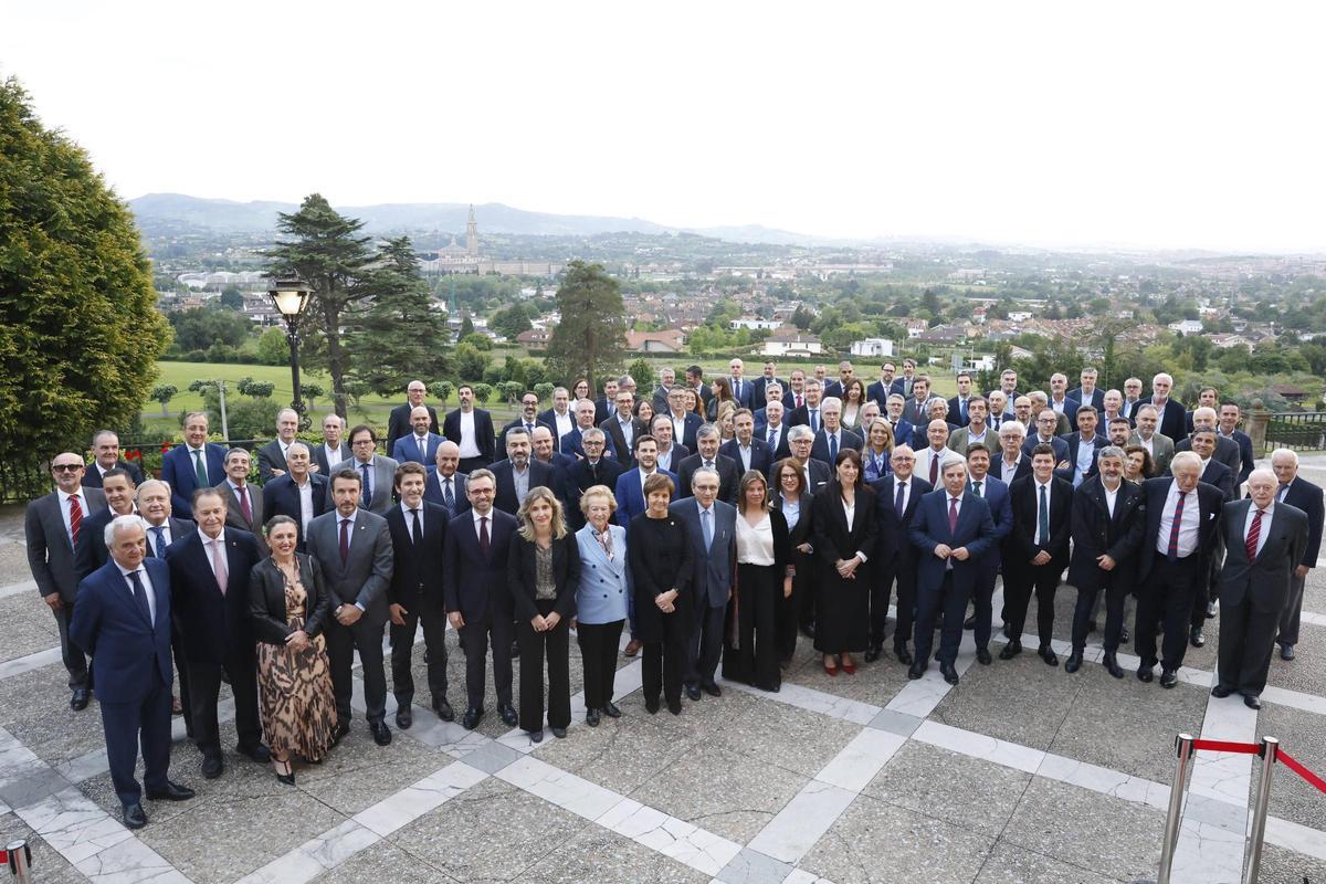 Foto de familia de representantes institucionales, empresariales, organizadores y asistentes a la cena de bienvenida del II Foro del Noroeste en el Palacio de La Riega, en Gijón.