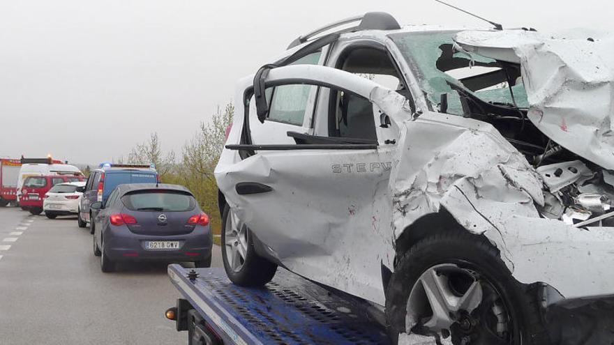 L&#039;estat en què ha quedat el Dacia Sandero implicat en l&#039;accident.