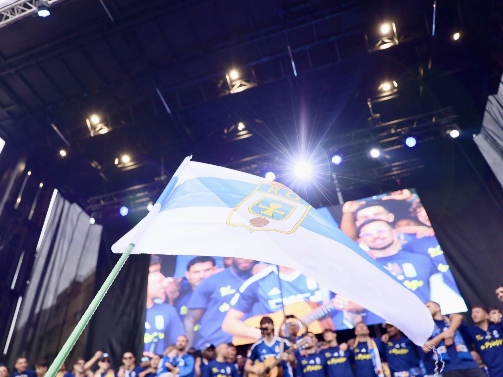 Locura azul en las calles de Oviedo para celebrar el ascenso del equipo a Primera División