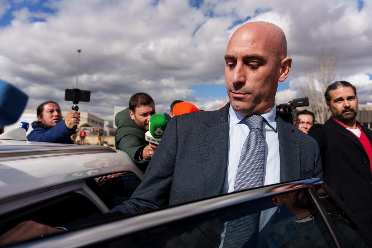 Archivo - El expresidente de la Real Federación Española de Fútbol (RFEF) Luis Rubiales, a su salida de la Audiencia Nacional,.