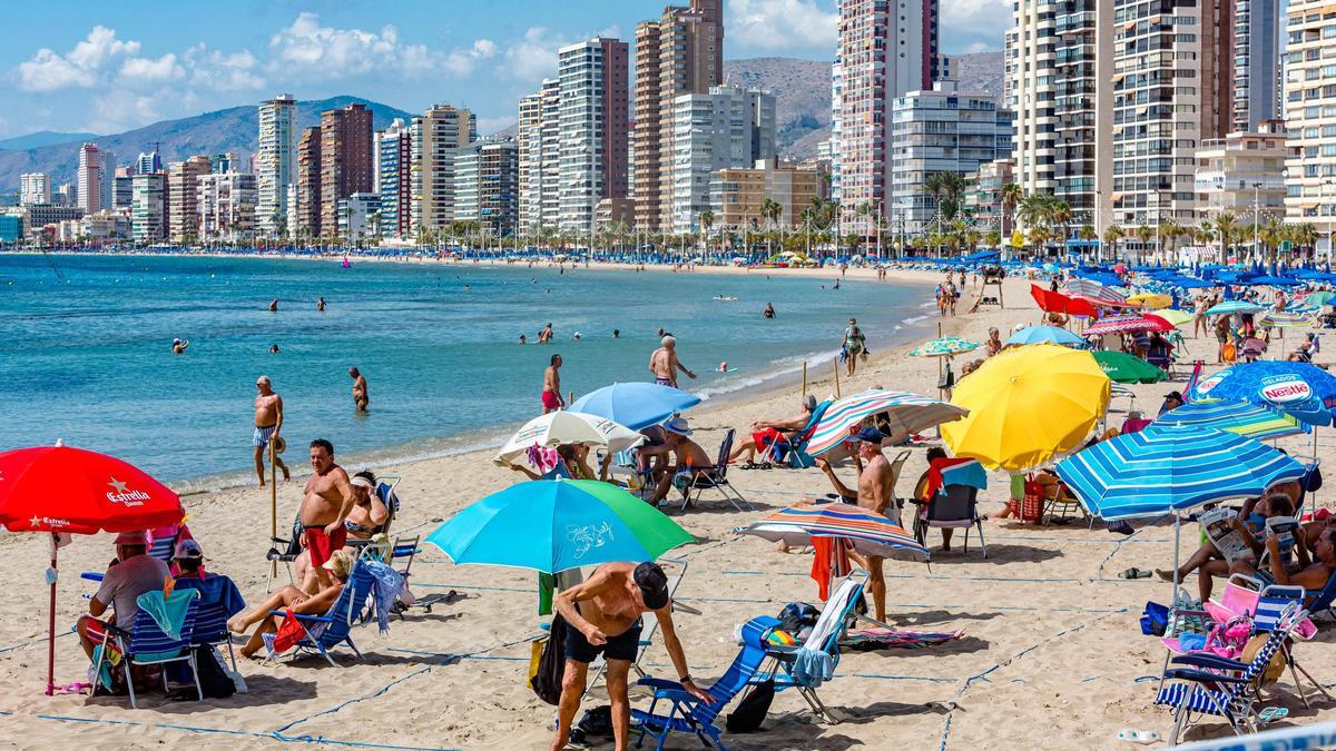 Bañistas toman el sol en la playa de Levante de Benidorm.