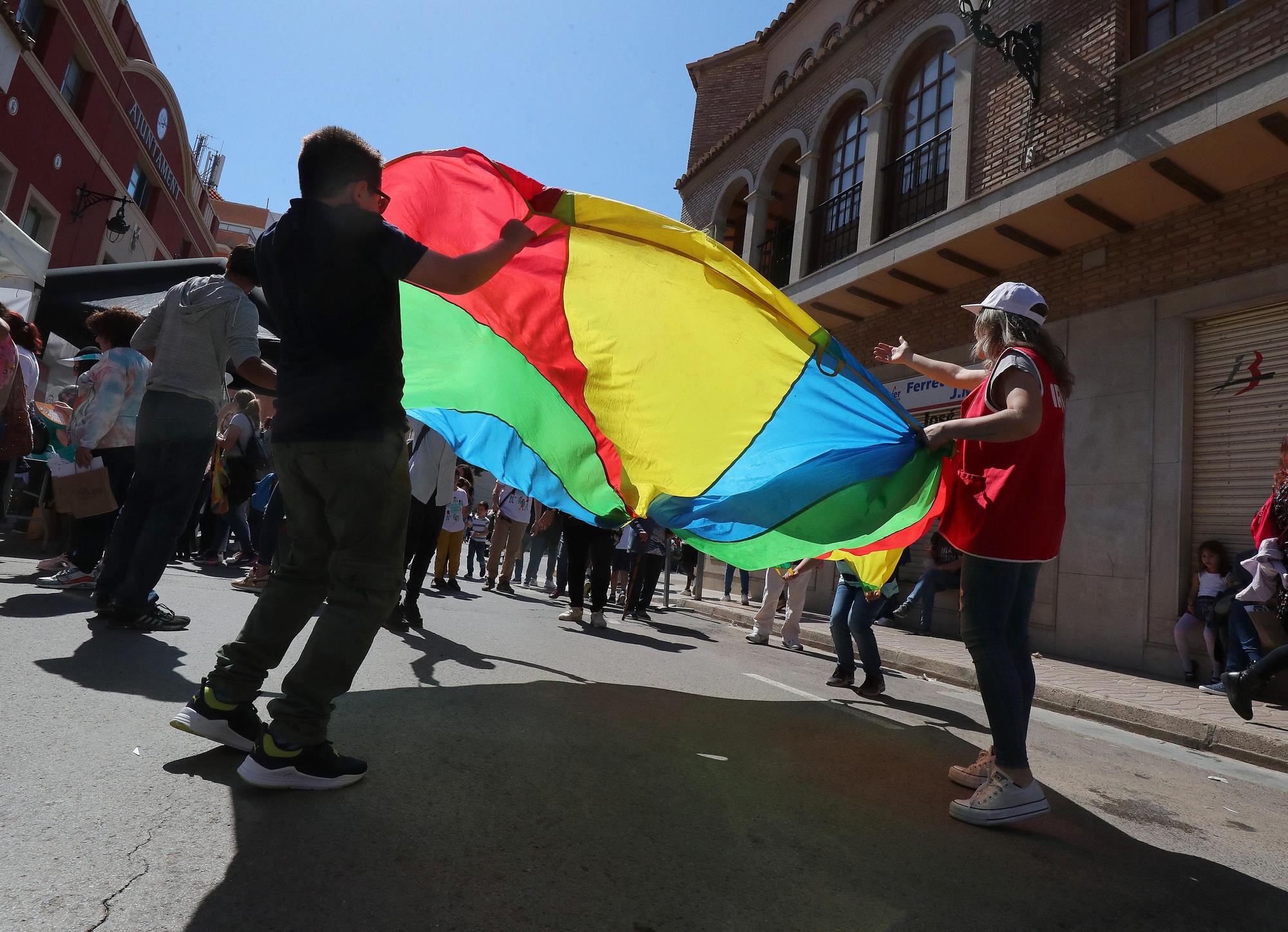 Miles de niños y sus familias viven la fiesta por la lengua en les trobades de Rafelbunyol y Almenara