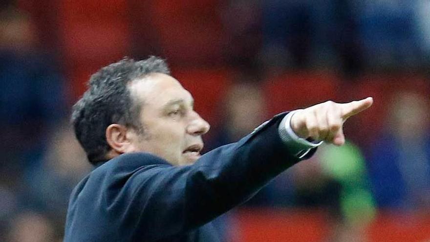 Eusebio Sacristán hace indicaciones a sus futbolistas.