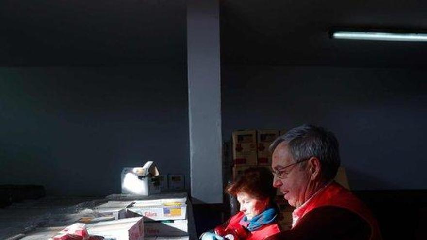 Reparto de alimentos, ayer, en las oficinas de la Cruz Roja.