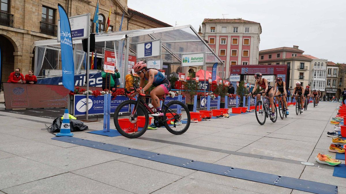 Un momento de la prueba élite femenina en un campeonato de España de duatlón en Avilés