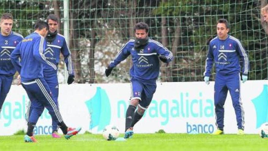 Rafinha Alcántara, en el centro de la imagen, participa en el entrenamiento celebrado ayer por el Celta en A Madroa junto a Fontás, Nolito, Augusto, Orellana y Yoel. // Ricardo Grobas