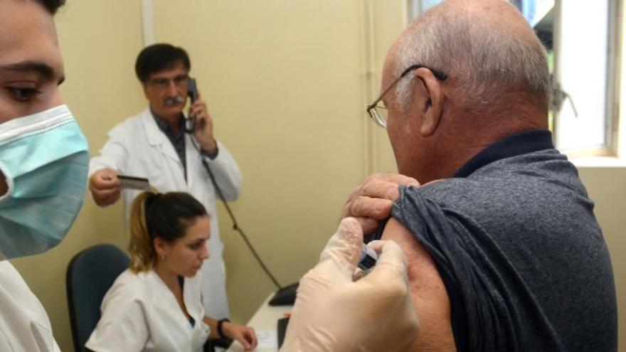 Campaña de vacunación de la gripe en un centro de salud de Pontevedra.