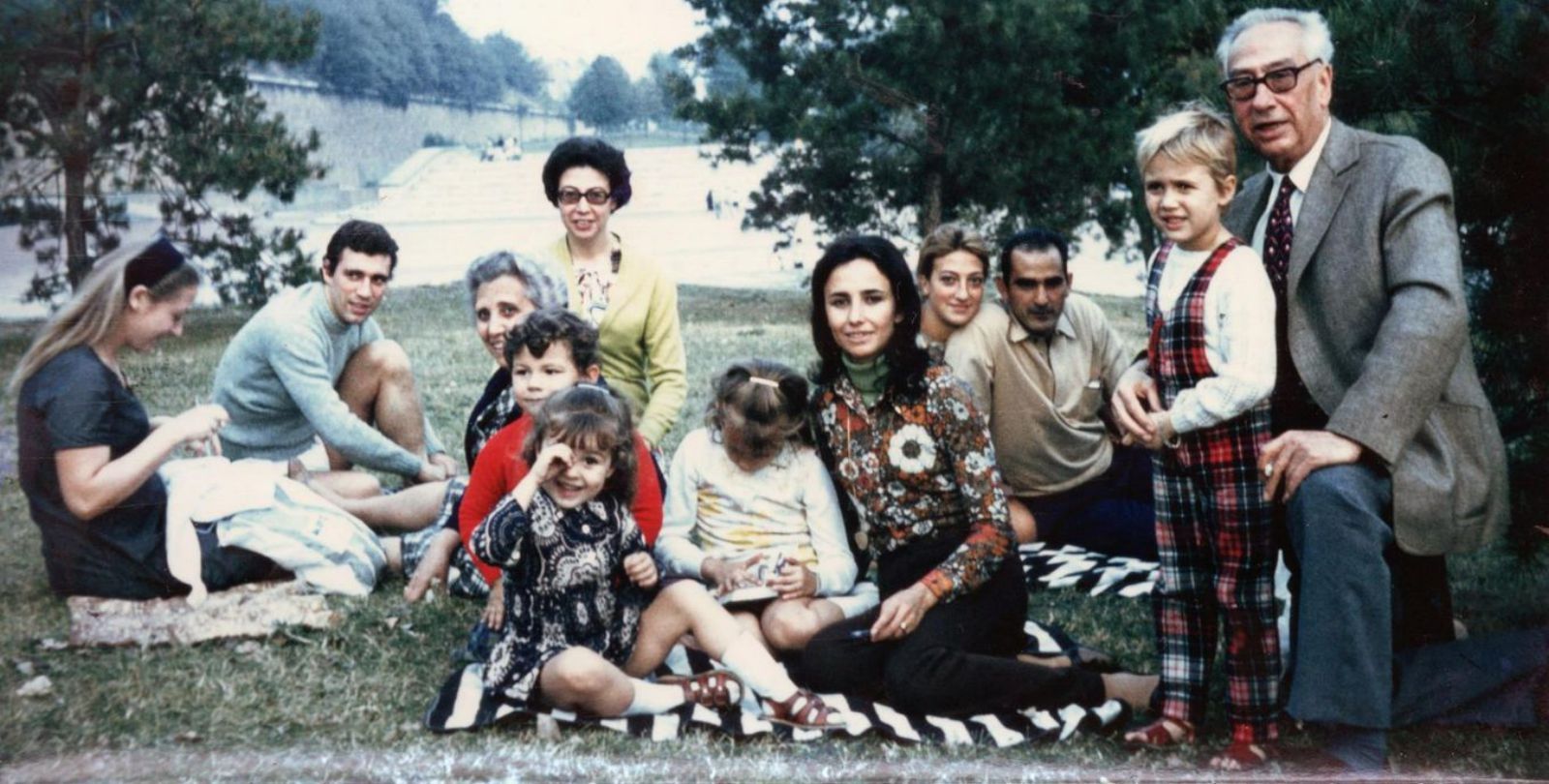 La familia Arcos en París, durante un picnic.