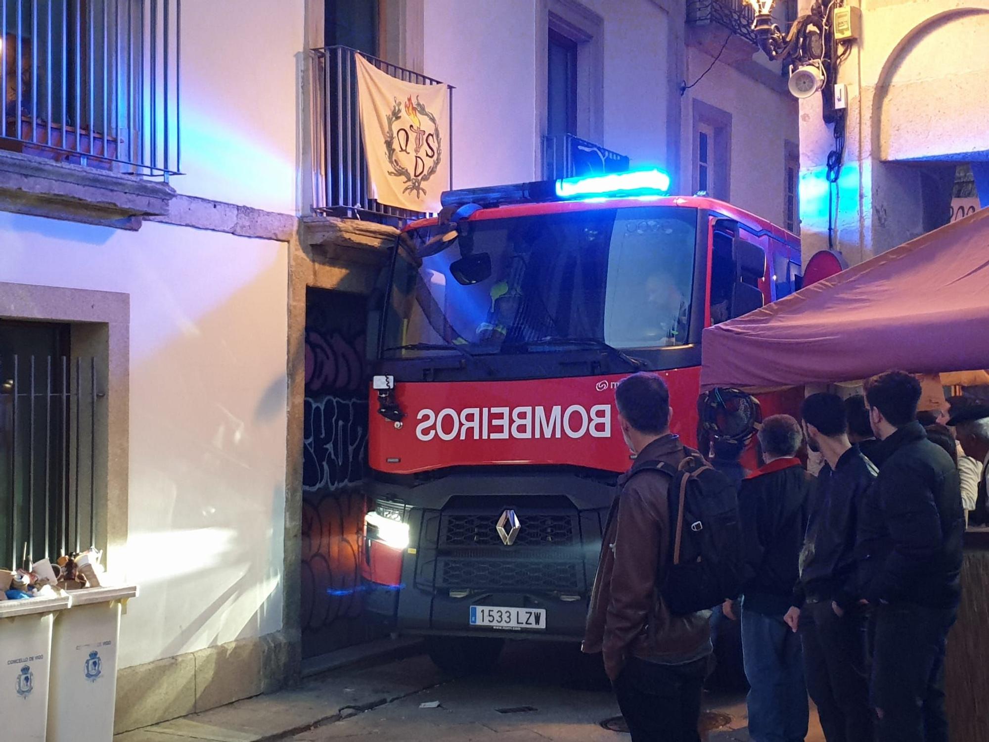 Un incendio en una vivienda obliga a cortar una calle del Casco Vello