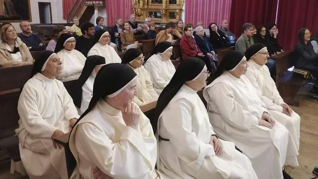 Las religiosas del Sancti Spiritus de Toro asisten a la presentación de un libro sobre el histórico monasterio. | M. J. C.