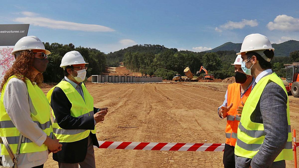 Jordi Puigneró, ahir, durant la visita d’obres a la variant d’Anglès.  | ACN