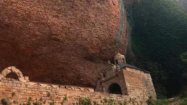 El fuego engulle el monasterio viejo de San Juan de la Peña pero logran rescatar los restos de los reyes