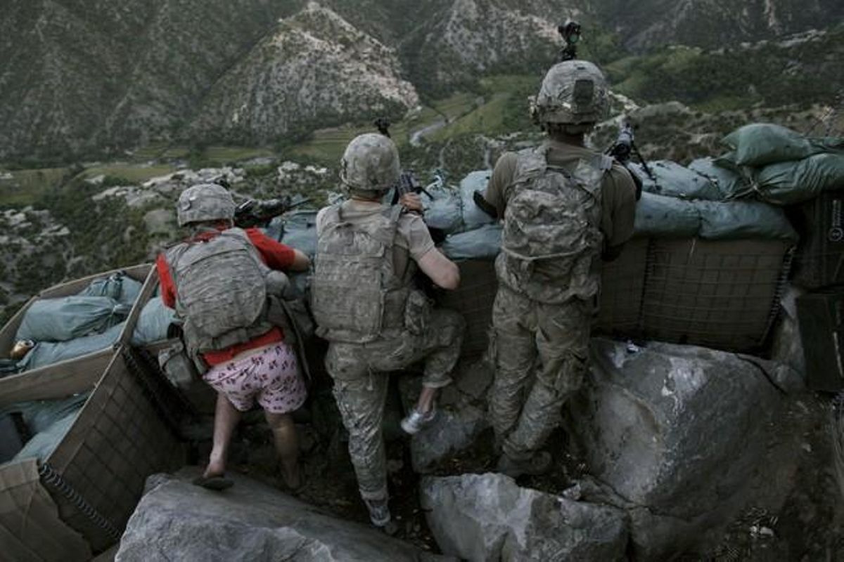 Segon premi en la categoria Notícies de la gent. Instantània que mostra la trinxera d’un grup de soldats nord-americans que responen al foc talibà