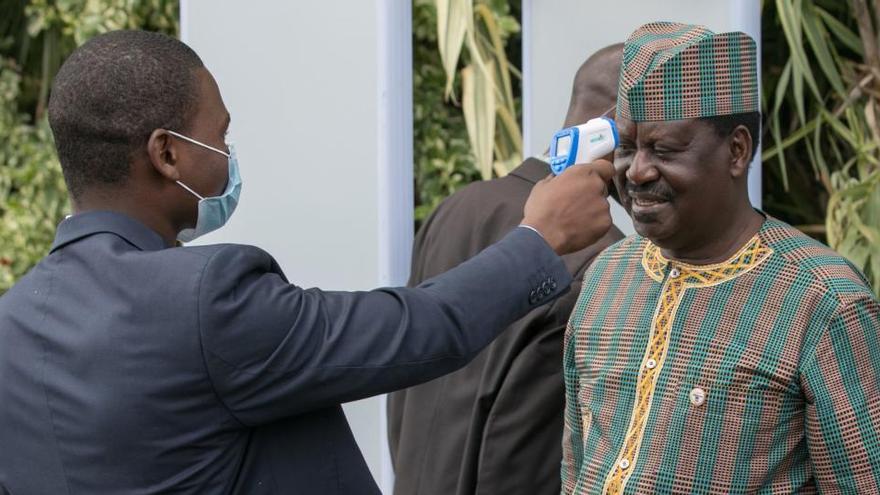 El líder de la oposición de Kenia, Raila Odinga, se somete a un examen de temperatura contra la enfermedad del coronavirus.