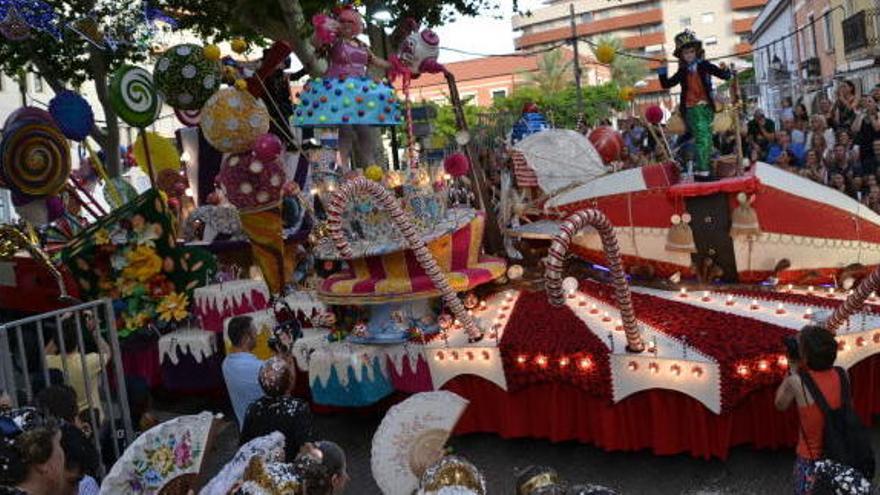 Baix la Mar reina en las carrozas de Dénia