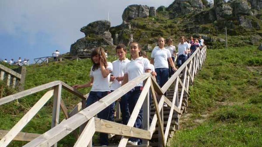 Visita escolar al castro de Chandebrito, uno de los espacios más emblemáticos de la parroquia.  // FdV