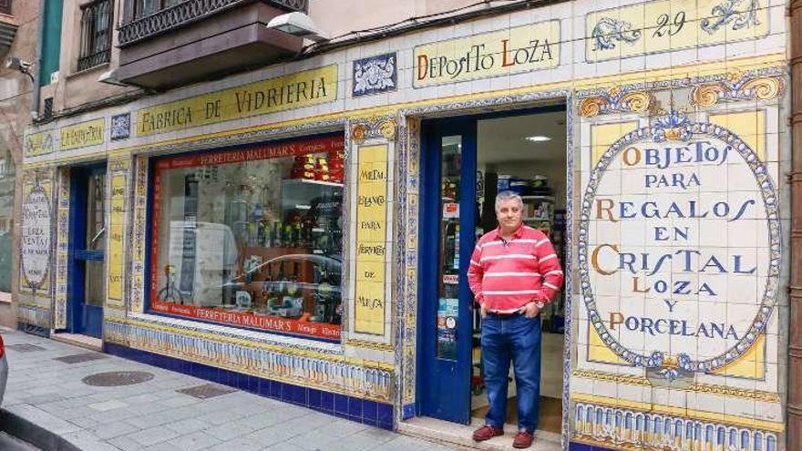 Fachada de una ferretería de la calle San Bernardo.