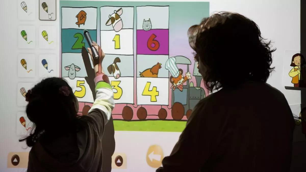 Una profesora dando clases de idiomas.