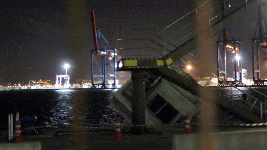 La pasarela está semihundida en el atraque sur de cruceros de Levante, en el Puerto de Málaga.