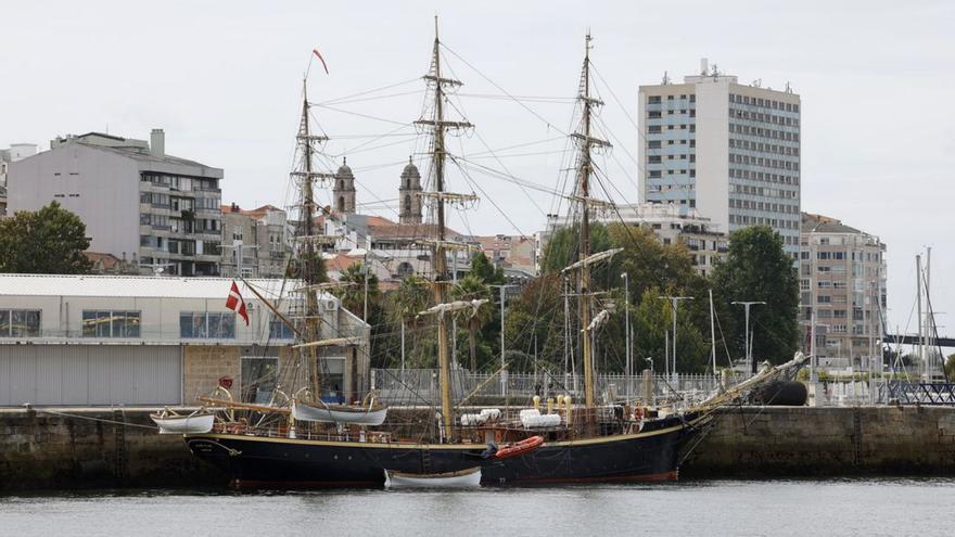 El buque escuela “Georg Stage”, ayer, frente al Tingladodel Puerto vigués.   | // R. GROBAS