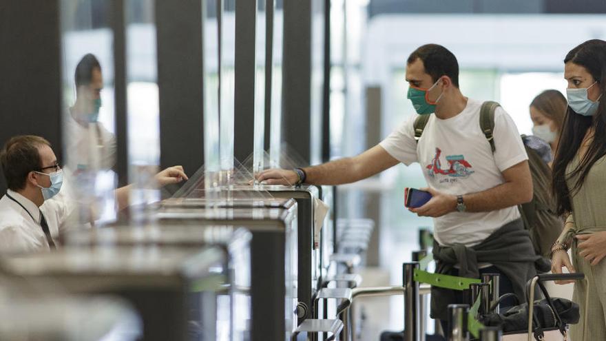 Viajeros en Barajas.