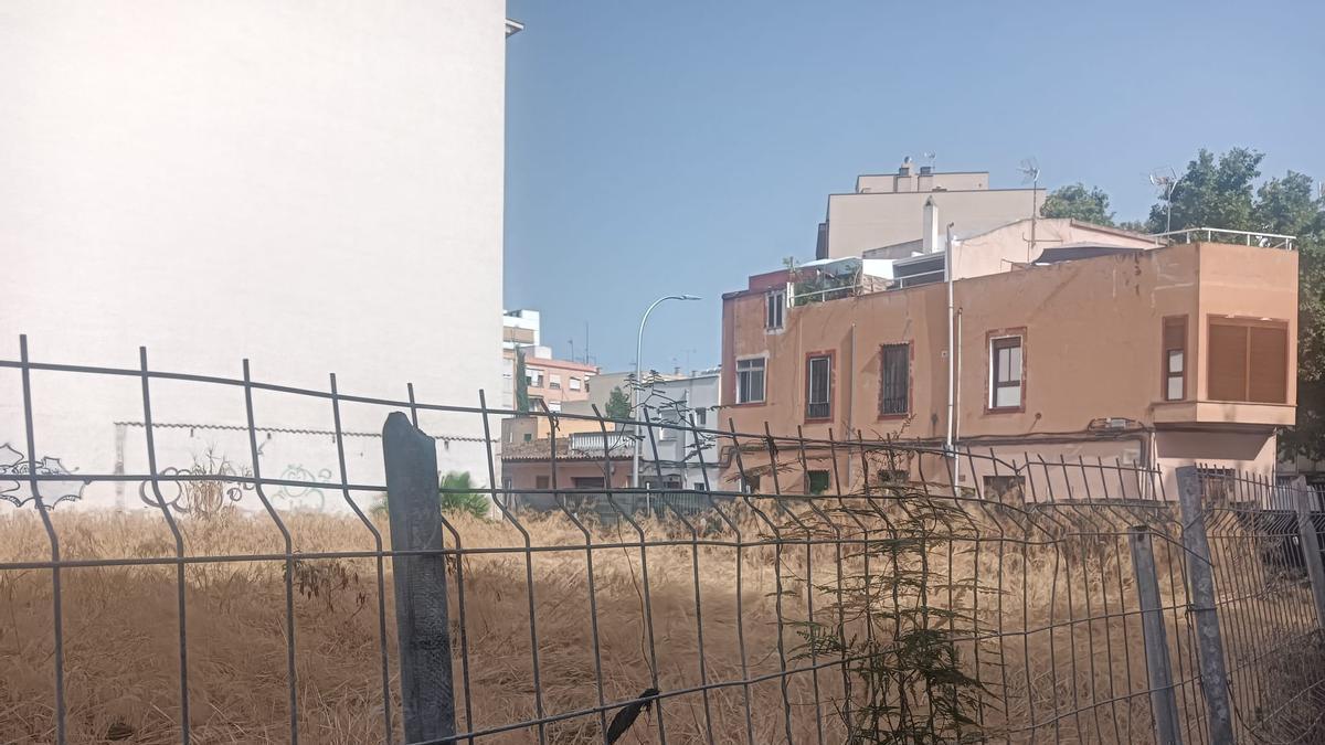 Un solar en la calle Lluís Martí.