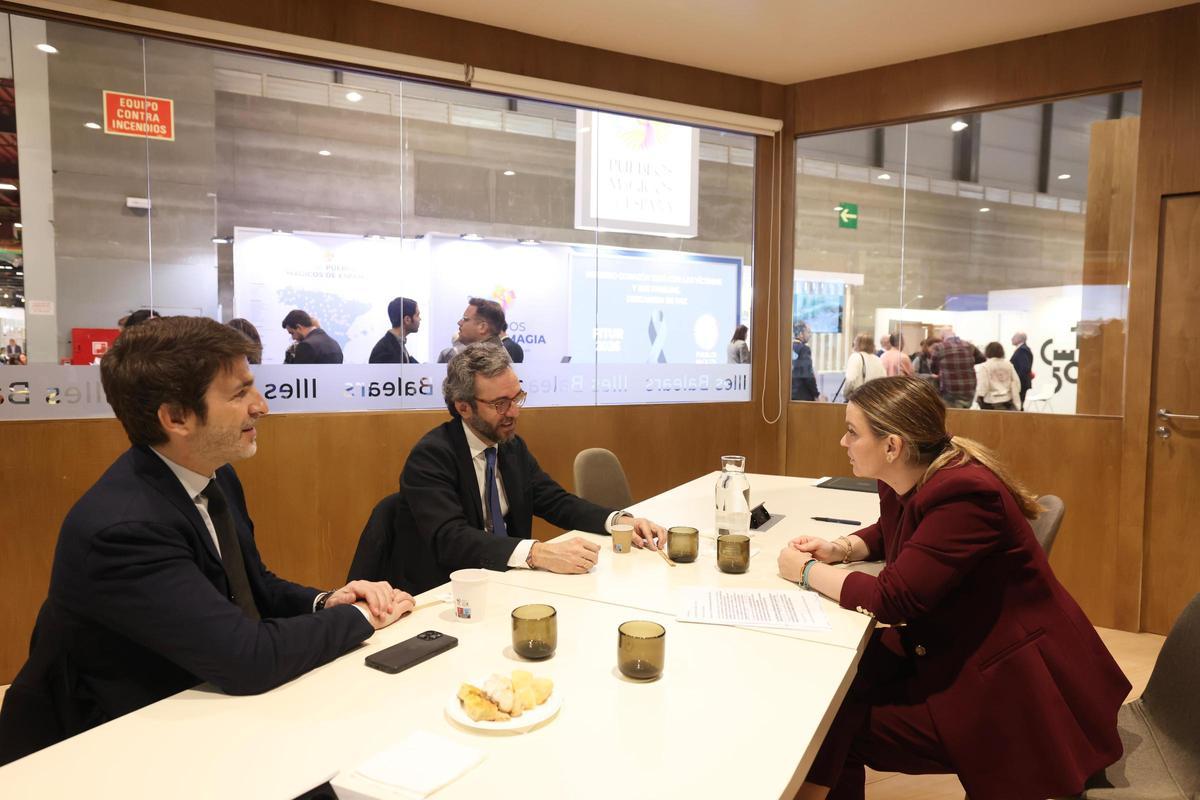 La presidenta del Govern, Marga Prohens, en la reunión junto al consejero delegado de Prensa Ibérica, Aitor Moll, y el director general Sergi Guillot