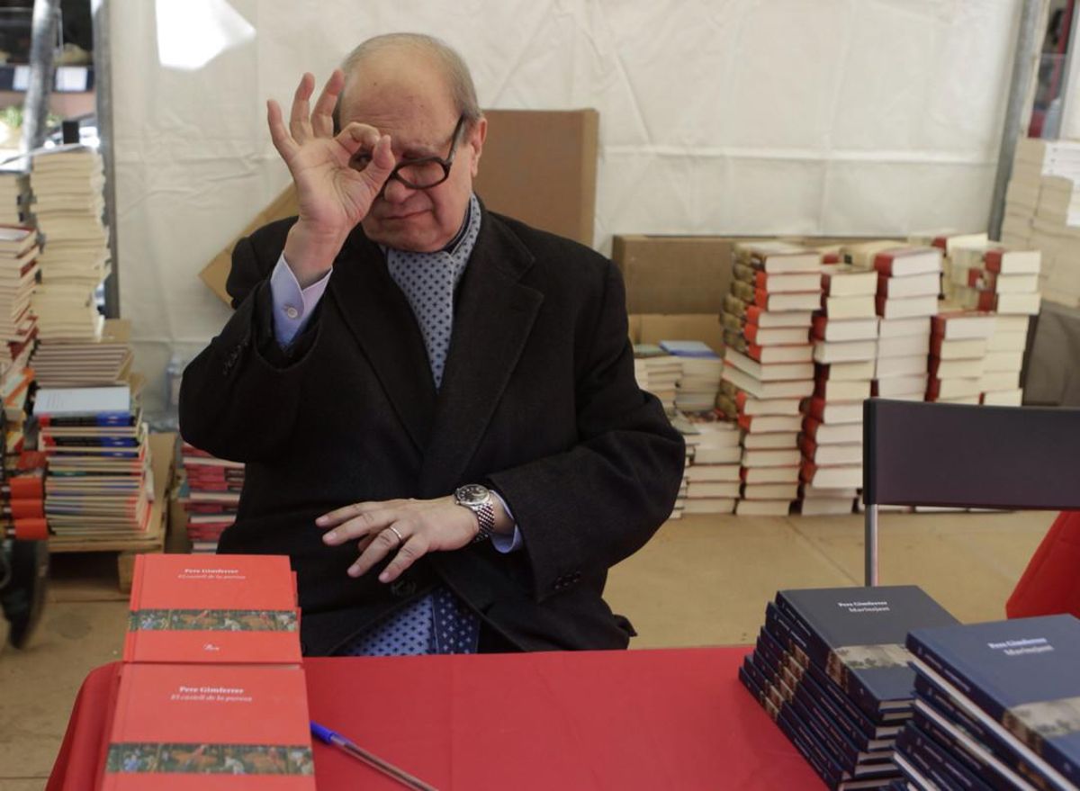 Pere Gimferrer, firmando en Barcelona.