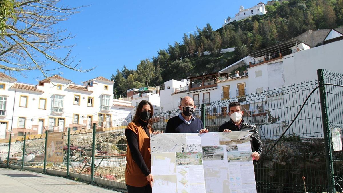 El alcalde de Cártama, José Gallardo, muestra el proyecto ganador.