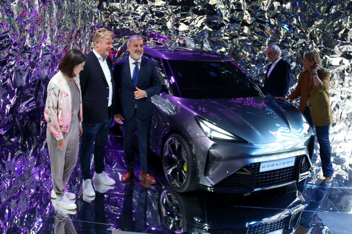 El presidente de Cupra, Wayne Griffiths, junto a Jaume Collboni, en el salón del automóvil.