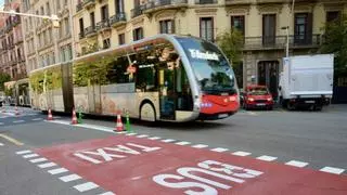 Barcelona dibuja ‘alfombras rojas’ en el carril bus de Balmes para marcar su prioridad sobre los coches y aumentar su velocidad