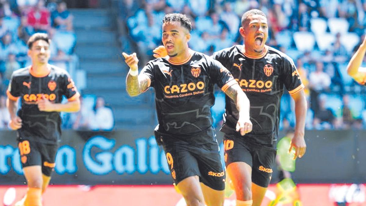 Justin Kluivert celebra su gol ante el Celta de Vigo.