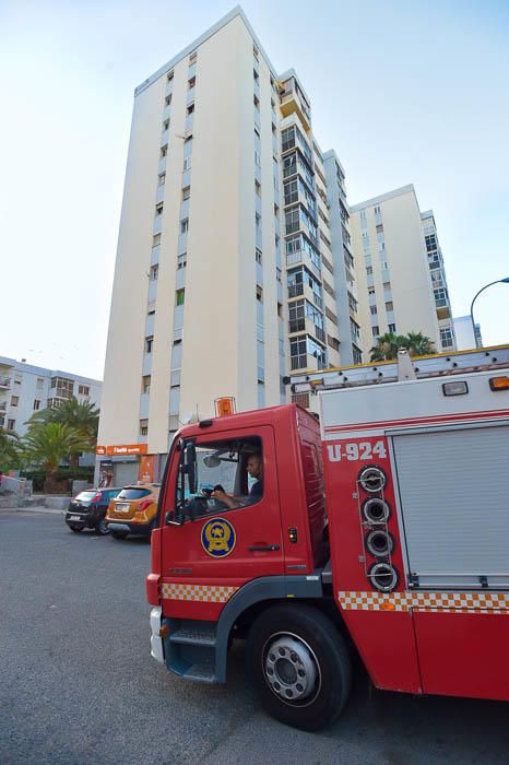 Caida de cascotes desde un edificio de la calle ...