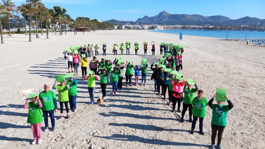 El PSOE de Alcúdia reclama que se prohíba fumar en las playas del municipio