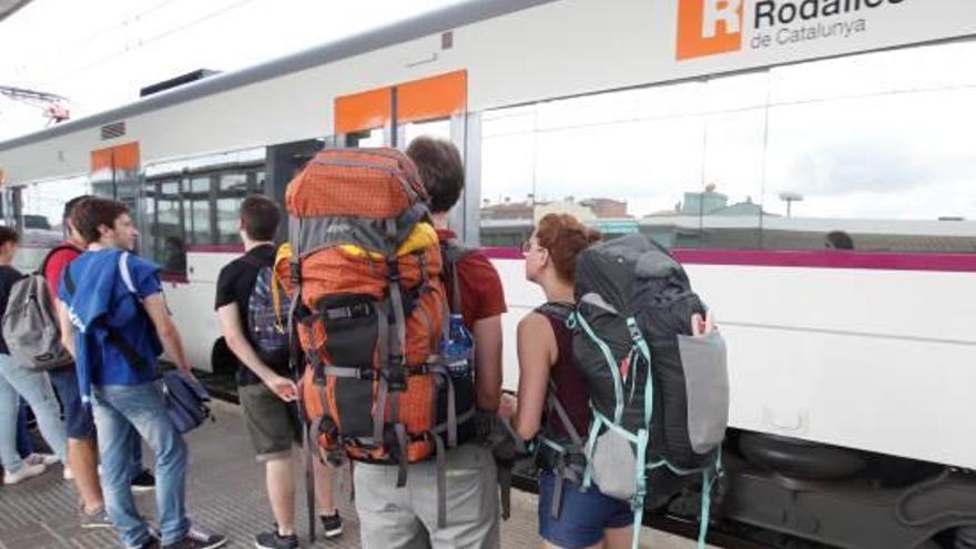 Un grup de passatgers, esperant poder pujar en un tren de Rodalies a l&#039;estació de Girona.