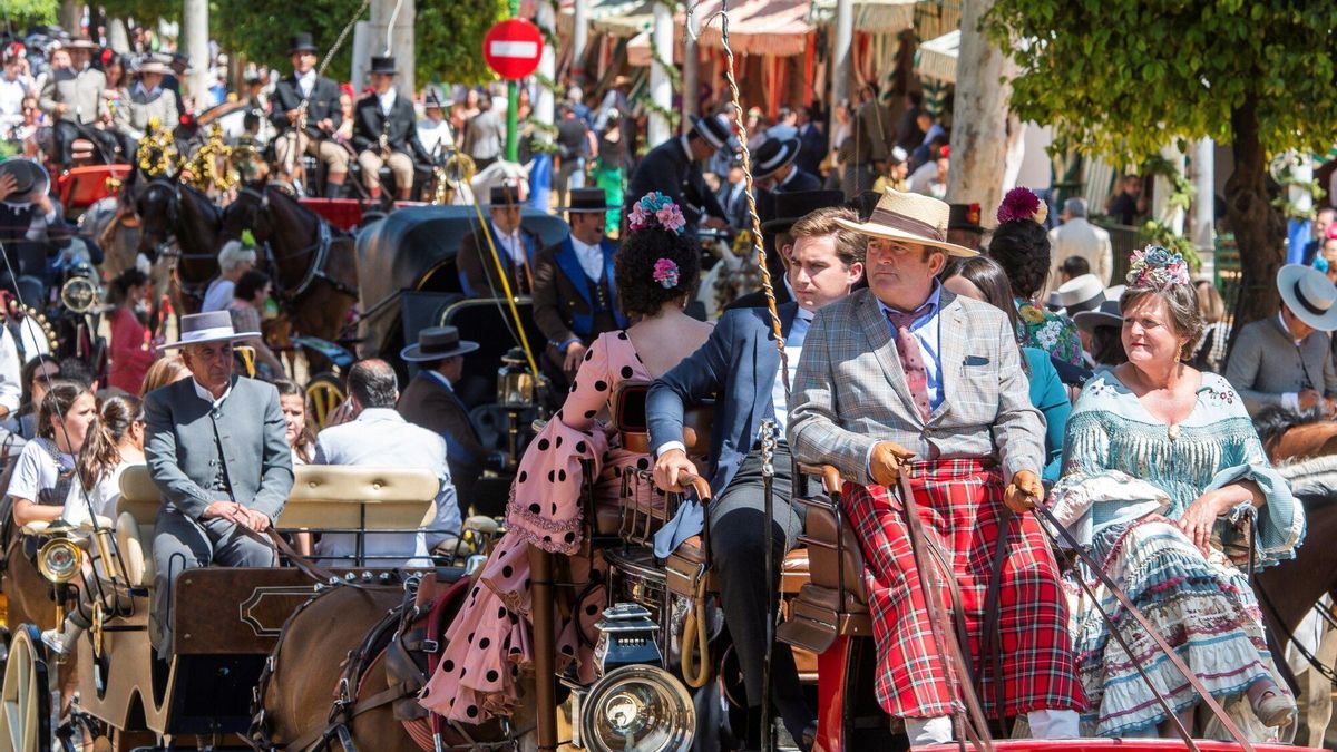 Tradicional paseo de caballos y carruajes por el Real de la Feria de Abril de Sevilla.