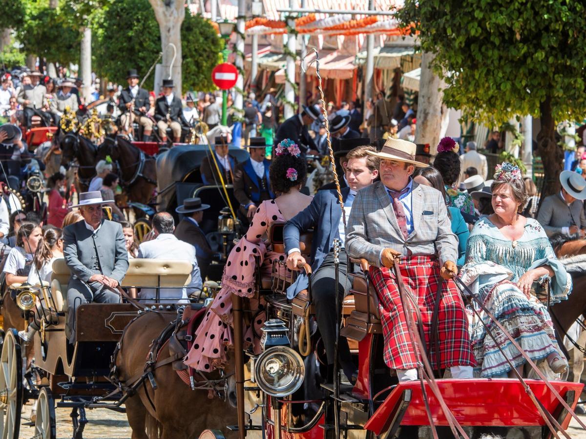 Tradicional paseo de caballos y carruajes por el Real de la Feria de Abril de Sevilla.