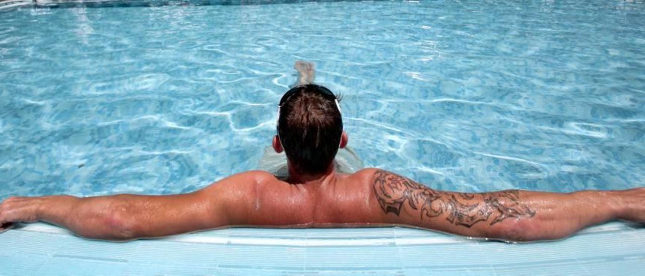 El aumento de la temperatura, el sol, la sequedad provocada por el viento cálido y el agua de mar o piscina son factores que hacen que los ojos sean una de las partes más vulnerables.