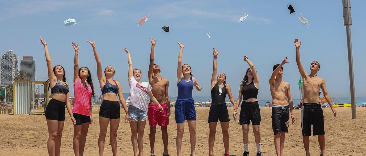 Unos jóvenes en la Barceloneta, este martes.