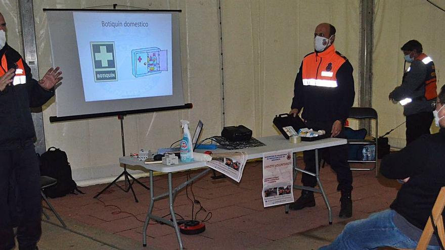 Los voluntarios de Protección Civil explican cómo afrontar los accidentes domésticos en un taller. | E. P.