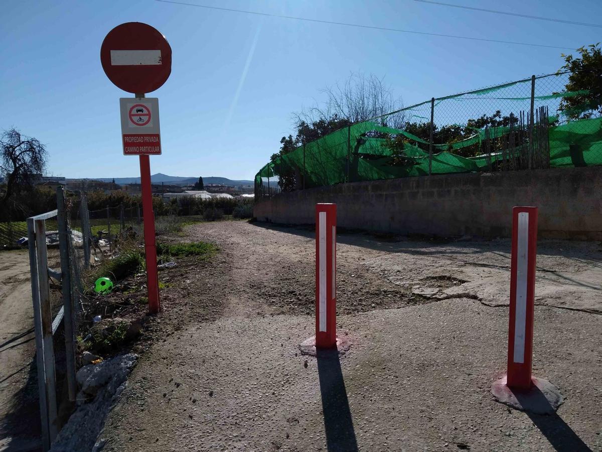 Bolardos colocados en otro punto del camino del Cerrillo de la Horca.