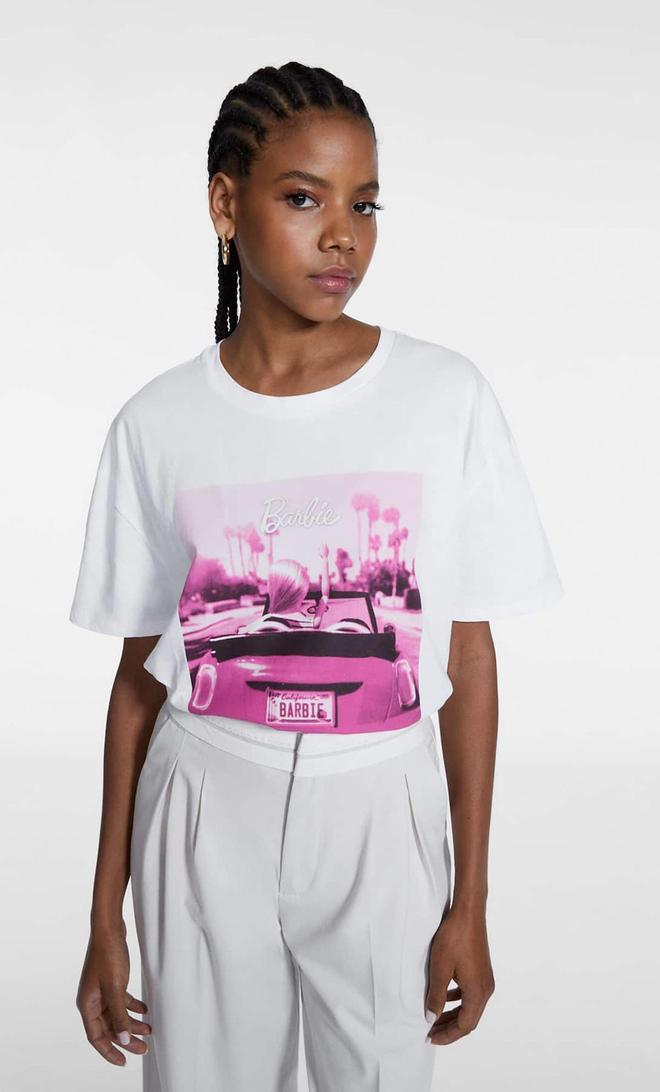 Camiseta blanca con estampado rosa de Barbie, de Stradivarius