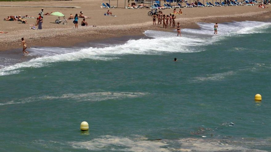 Una gran mancha de nata en la playa de La Malagueta durante este verano.