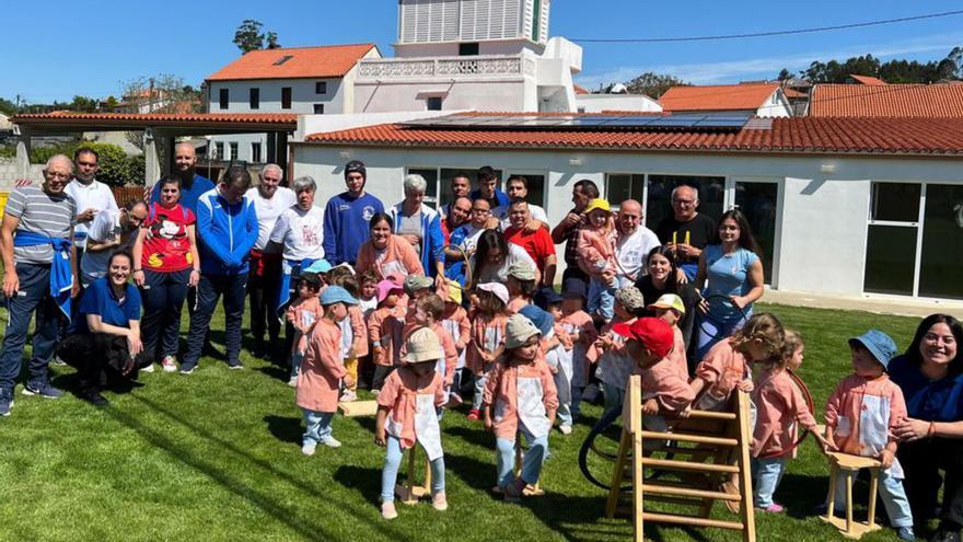 Usuarios de Aspadisol y niños de una escuela infantil que le donó 700 euros tejen lazos