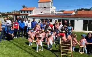 Usuarios de Aspadisol y niños de una escuela infantil que le donó 700 euros tejen lazos