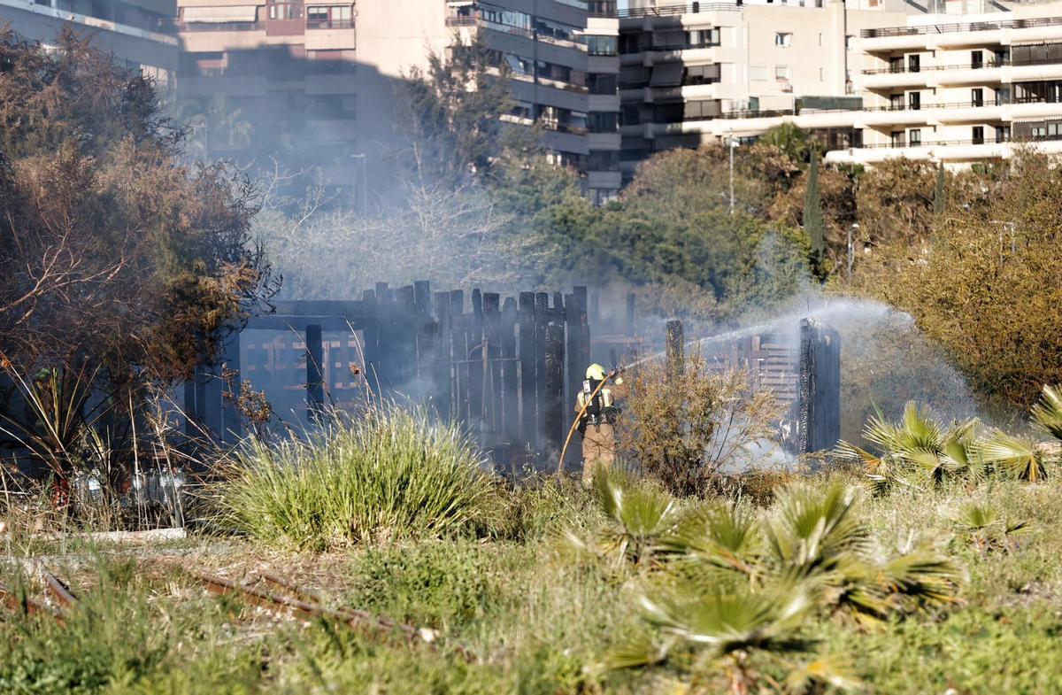 Los bomberos apagan el incendio del refugio detrás de Casa Mediterráneo en Alicante Los bomberos apagan el incendio del refugio detrás de Casa Mediterráneo en Alicante