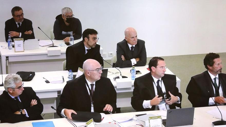 Francisco Garzón (con mascarilla) y Andrés Cortabitarte, a la derecha, durante el juicio. | // X. ÁLVAREZ