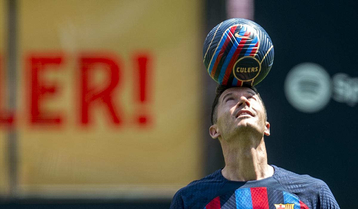 Lewandowski demostrando su técnica en la presentación como azulgrana