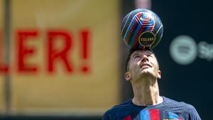 El dit no pot tapar la lluna... ni el sol